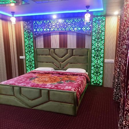 Backyard Stays With Dal Lake View Srīnagar Buitenkant foto