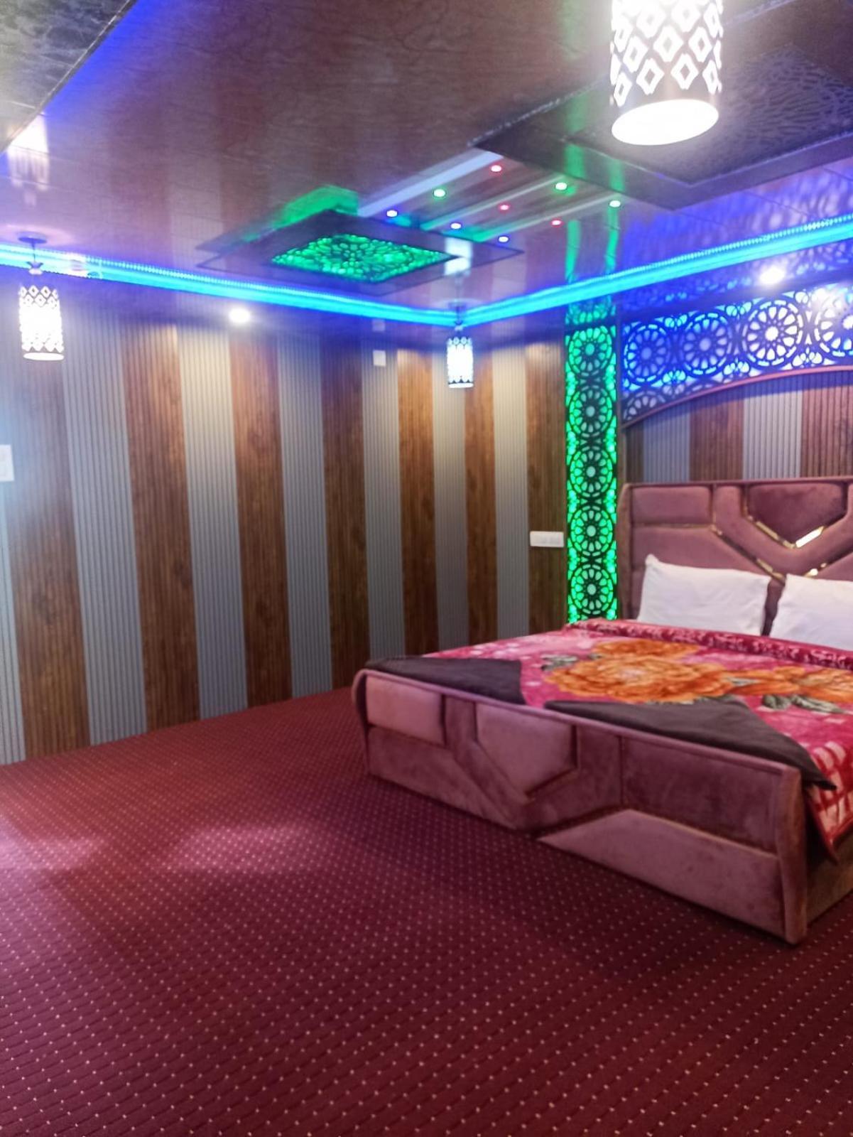 Backyard Stays With Dal Lake View Srīnagar Buitenkant foto