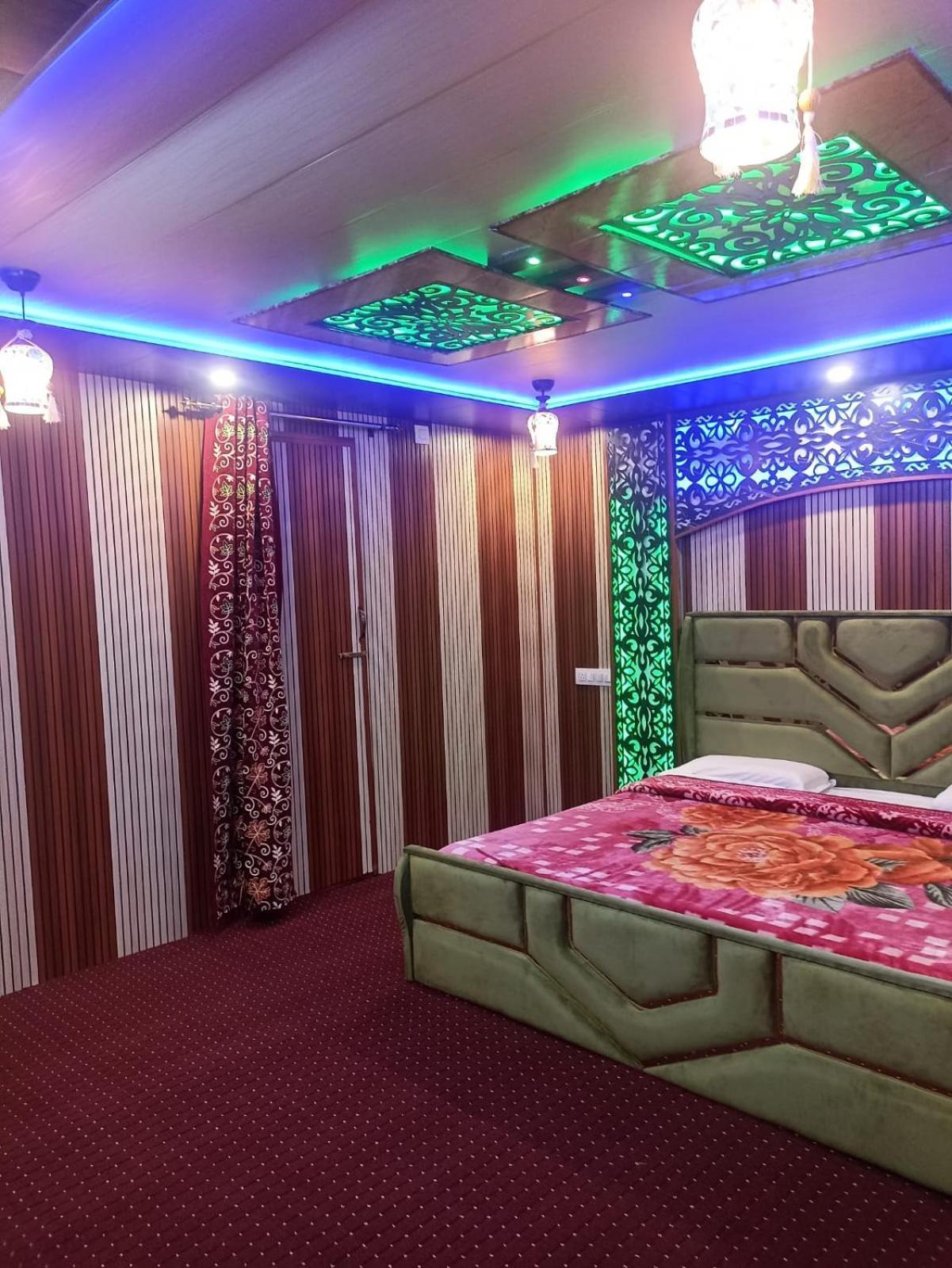 Backyard Stays With Dal Lake View Srīnagar Buitenkant foto