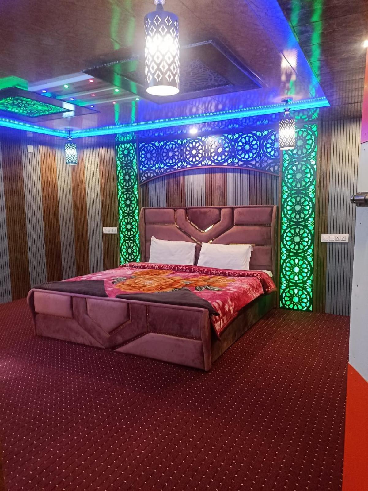 Backyard Stays With Dal Lake View Srīnagar Buitenkant foto