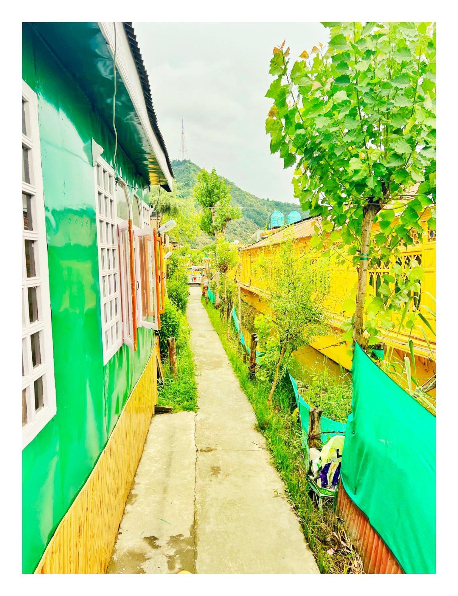 Backyard Stays With Dal Lake View Srīnagar Buitenkant foto